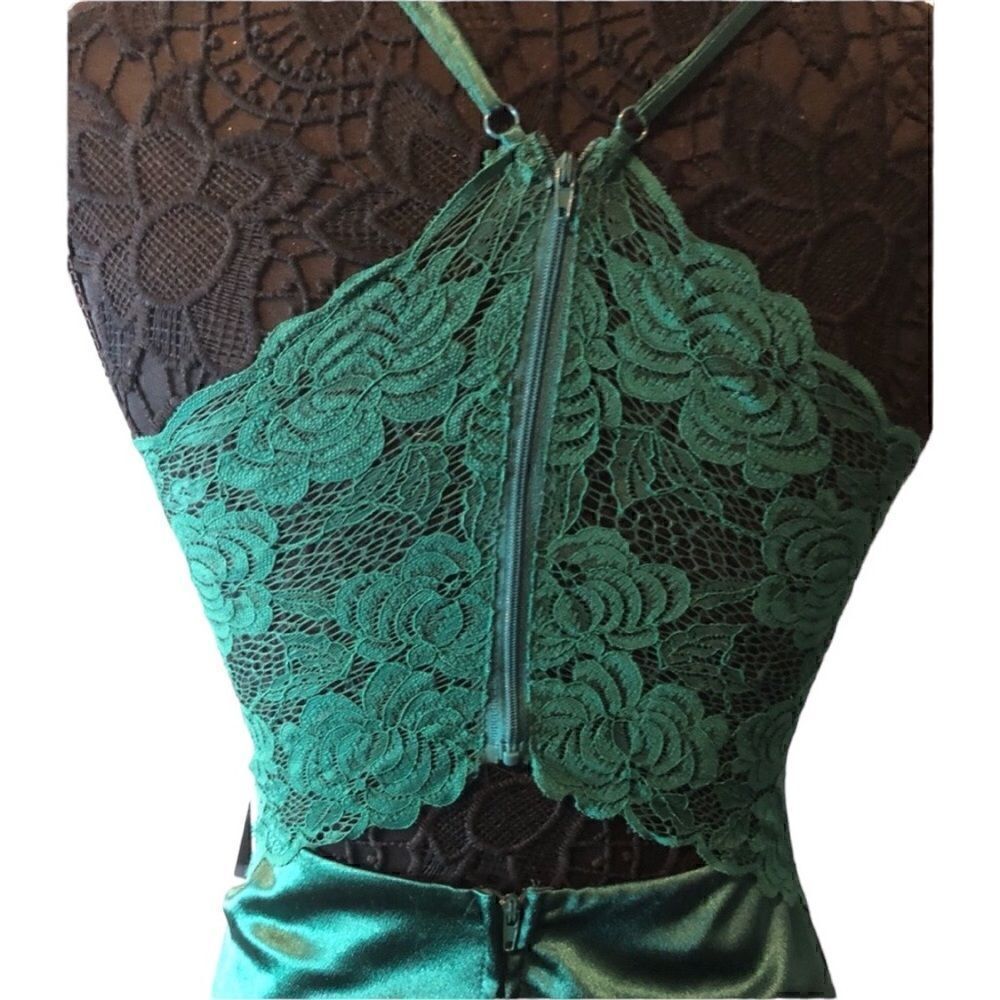 NWT CITY VIBE Women’s Green Satin with Half Lace Back Medium Length Slit - Picture 5 of 7